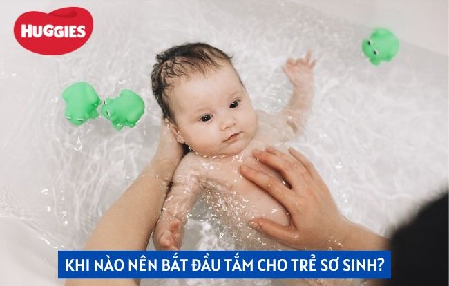 Ba mẹ lưu ý không nên tắm bé ngay sau sinh