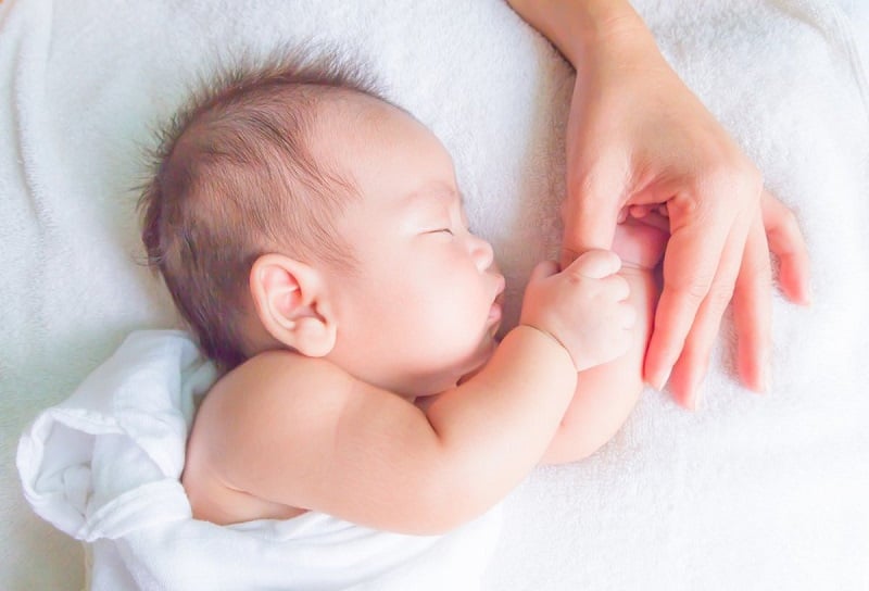 Trẻ sơ sinh hay vặn mình là biểu hiện sinh lý bình thường