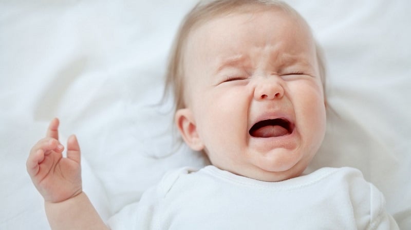 Trẻ thường quấy khóc khi bị hăm ở cổ