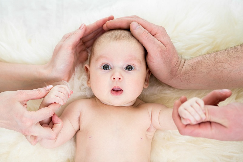 Bé bắt đầu ngắm nghía toàn bộ gương mặt của bạn