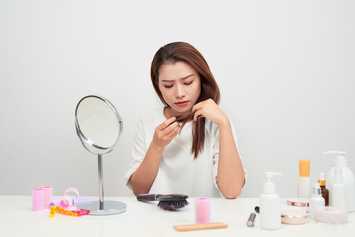 Mẹ bế trẻ sơ sinh