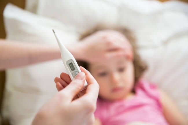 Biểu hiện của trẻ bị sốt lòng bàn tay chân nóng