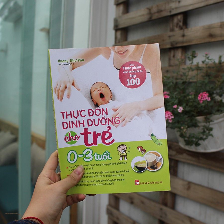 Thực đơn dinh dưỡng cho trẻ 0 - 3 tuổi là sách chăm sóc trẻ sơ sinh bố mẹ nên tham khảo