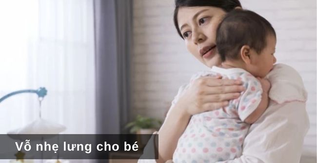 Vỗ nhẹ trên lưng sẽ giúp bé bớt tức ngực và dễ thở hơn